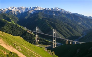 新疆旅游专列：伊犁果子沟大桥