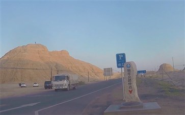 新疆旅游专列：库车独库公路终点纪念碑