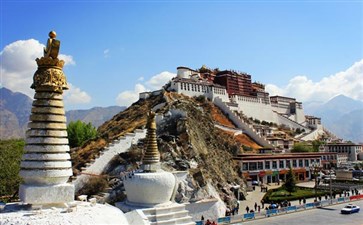 西藏旅游：拉萨药王山观景台赏布达拉宫