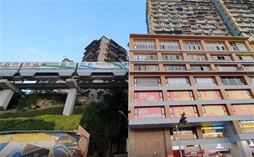 重庆旅游：重庆市内李子坝轻轨穿楼