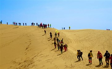 沙漠露营旅游：腾格里沙漠徒步