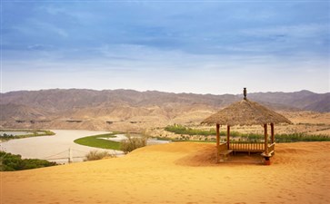 沙漠露营旅游：腾格里沙漠沙坡头