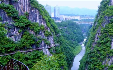 黔江芭拉胡城市大峡谷