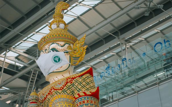 泰国曼谷机场带着口罩的雕像