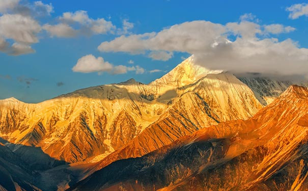 贡嘎雪山日照金山