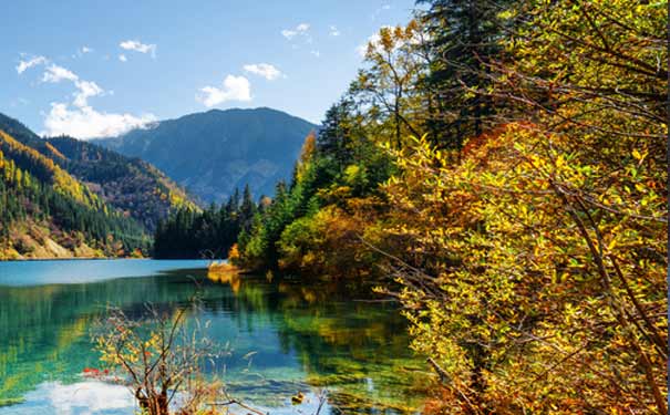 10月国内最佳旅游目的地推荐：四川九寨沟秋季景色