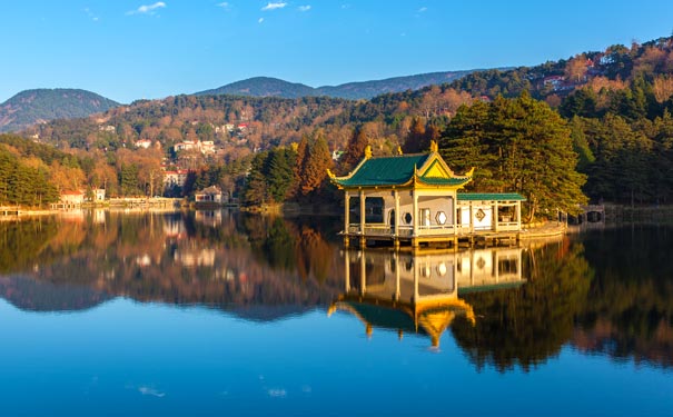 10月国内最佳旅游目的地推荐：庐山如琴湖秋季美景