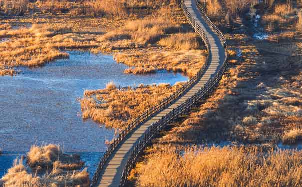 云南冬季旅游：泸沽湖草海情人桥