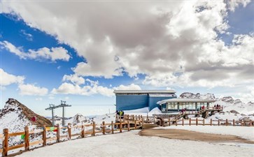 达古冰川山顶雪景