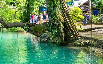 老挝旅游：万荣蓝色泄湖