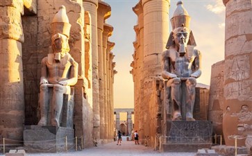 埃及旅游：卢克索神庙拉美西斯二世雕像