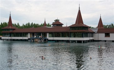 东欧旅游：匈牙利巴拉顿湖区黑维兹小镇温泉