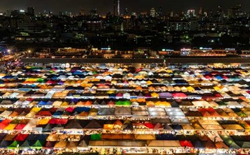 泰国旅游：曼谷拉差达火车夜市