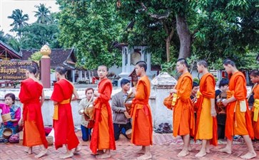 老挝旅游：琅勃拉邦僧侣布施