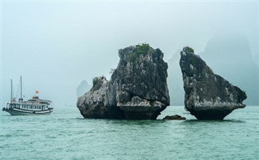 越南下龙湾斗鸡石