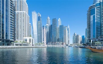 迪拜河水上的士观两岸建筑