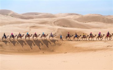 内蒙古银肯响沙湾骑骆驼