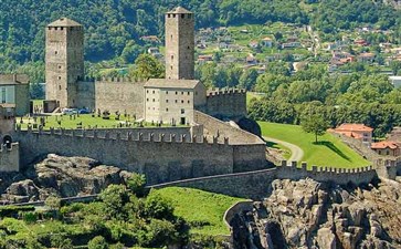 瑞士：贝林佐纳城堡