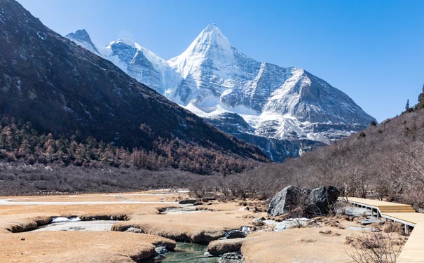 稻城亚丁旅游景区：央迈勇神山