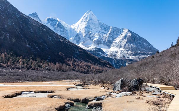 稻城亚丁旅游景区：央迈勇神山