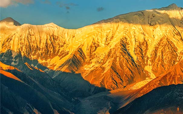 贡嘎雪山金色阳光