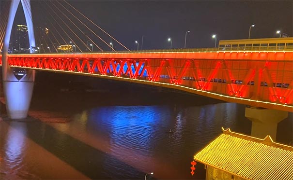 重庆洪雅洞-千厮门大桥