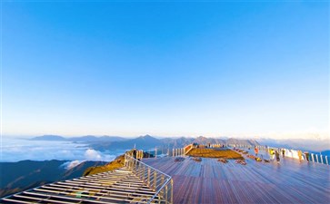 牛背山山顶观景平台云海