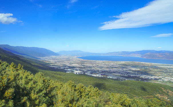 苍山上观洱海