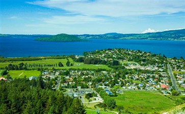新西兰：罗托鲁瓦湖