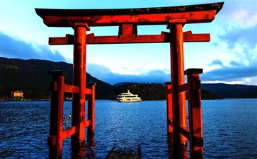 富士山箱根神社水上鸟居