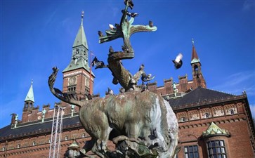 北欧旅游：丹麦哥本哈根市政厅广场喷泉