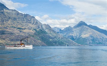 新西兰旅游：提卡普湖上行驶的蒸汽船