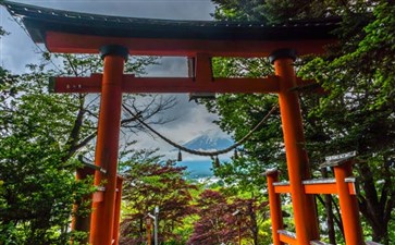 重庆到日本旅游：富士山新仓浅间神社