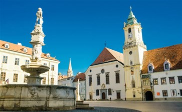东欧旅游：斯洛伐克布拉迪斯拉发老城广场喷泉