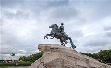 俄罗斯旅游：圣彼得堡十二月党人广场上的青铜骑士像