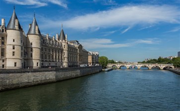 欧洲旅游：法国巴黎塞纳河畔