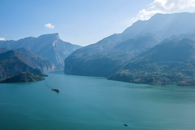长江三峡游轮：三峡之瞿塘峡景色
