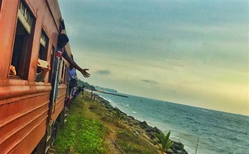 斯里兰卡旅游：海上火车