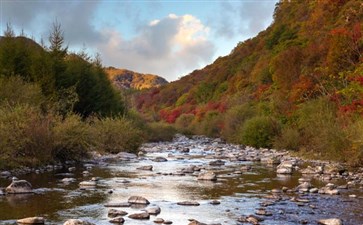 秋季夕阳红全景东北旅游：辽宁本溪洋湖沟红叶