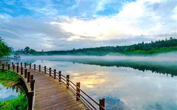 秋季夕阳红全景东北旅游：吉林二道白河