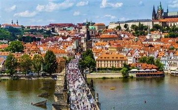 东欧旅游：捷克布拉格查理大桥