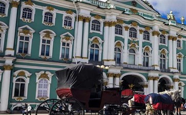 俄罗斯旅游：圣彼得堡冬宫广场上的马车