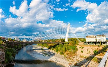 东欧旅游：巴尔干黑山波德戈里察千禧桥