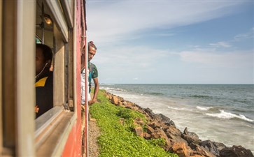 斯里兰卡旅游：海上火车
