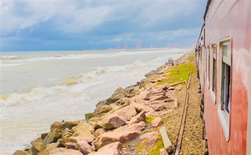 斯里兰卡旅游：海上火车