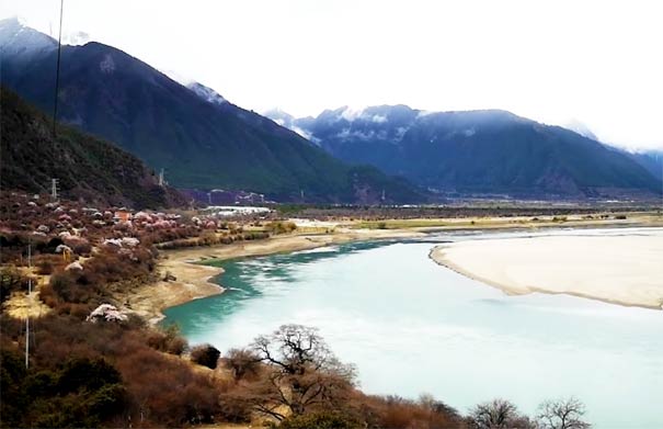 西藏旅游：林芝雅鲁藏布大峡谷秋景