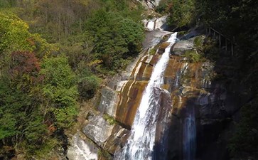 光雾山旅游：十八月潭婚纱瀑布秋景