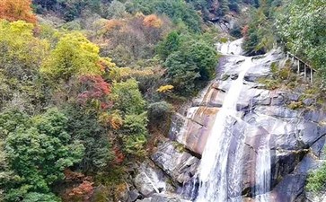 光雾山旅游：十八月潭婚纱瀑布秋景