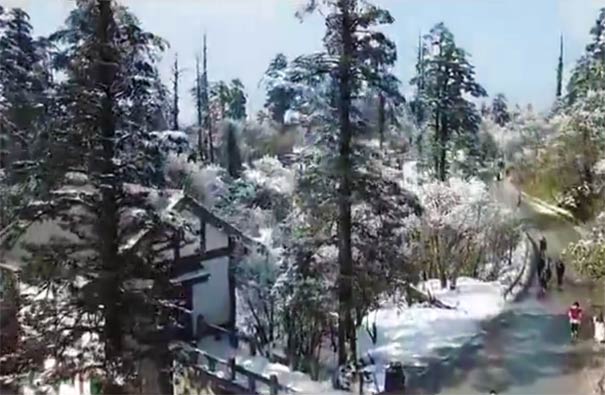 峨眉山雷洞坪索道站初雪