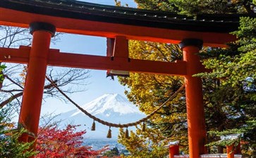 日本旅游：富士山浅间神社秋景